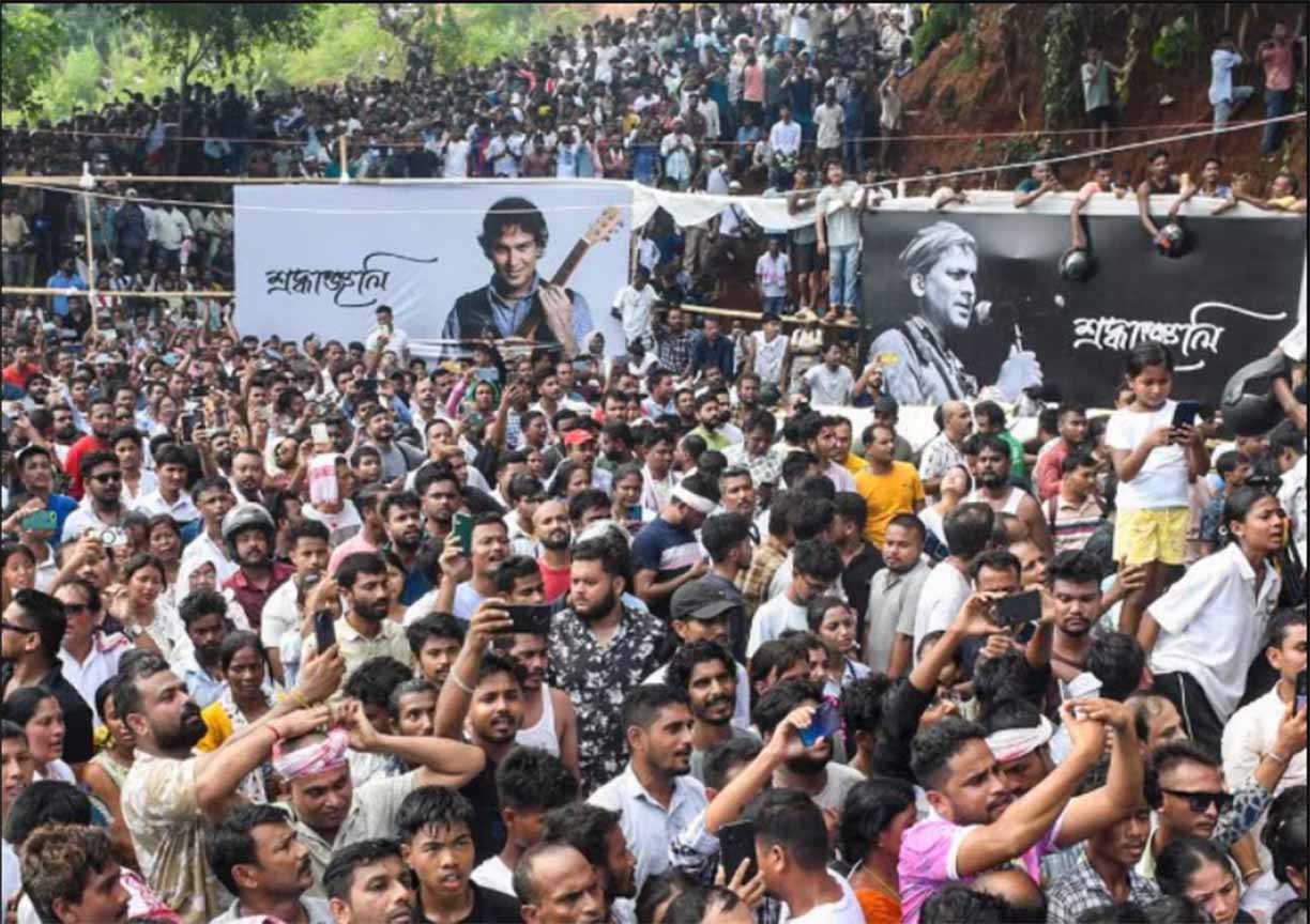 Guwahati erupts: ज़ुबिन गर्ग की मौत पर बवाल- गुवाहाटी में मैनेजर के घर भीड़ का हंगामा, पुलिस वाहनों पर पथराव