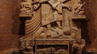 Durga Puja Pandals in Kolkata: कोलकाता के दुर्गा पूजा पंडालों में दिखे मां दुर्गा के अलग अलग रूप