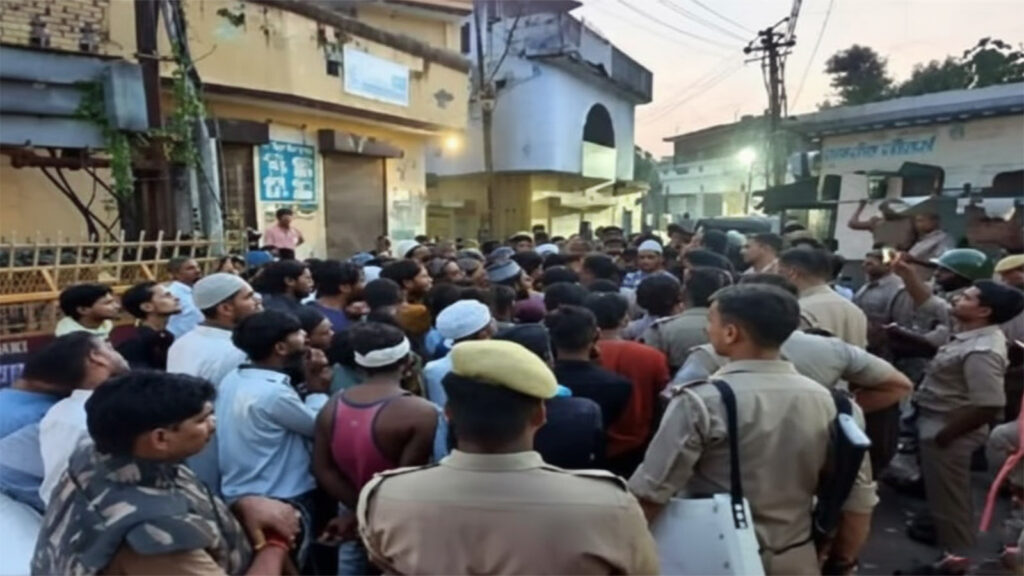 बरेली हिंसा के दौरान भारी भीड़ और तैनात पुलिस बल