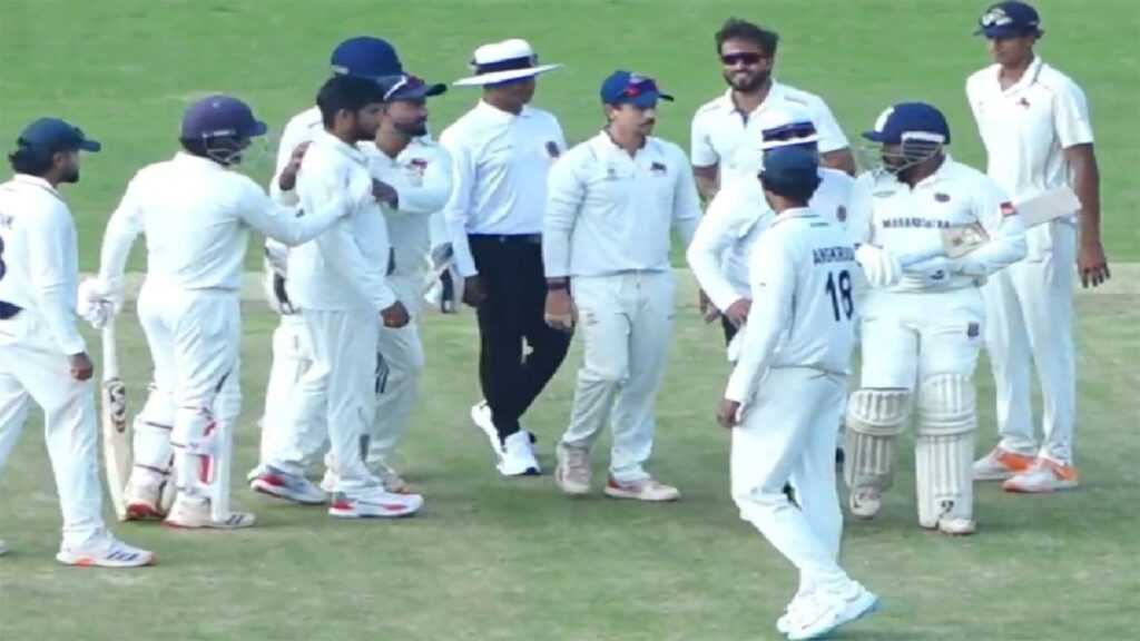 मैदान पर पृथ्वी शॉ और मुशीर खान के बीच झड़प के दौरान अंपायर और खिलाड़ी बीच बचाव करते हुए।