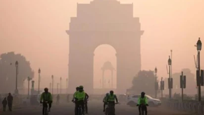 Delhi Pollution Alert: सरकारी–निजी दफ्तर अब आधे स्टाफ के साथ चलेंगे