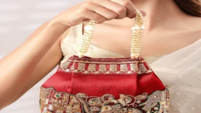 Vastu Tips for Wallet: पर्स में बरकत और धन प्रवाह बढ़ाने के लिए अपनाएं ये सरल उपाय