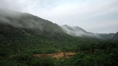 दिल्ली की हवा बचाने की आखिरी ढाल है अरावली, नहीं तो स्मॉग में घुटेगा एनसीआर: अखिलेश यादव