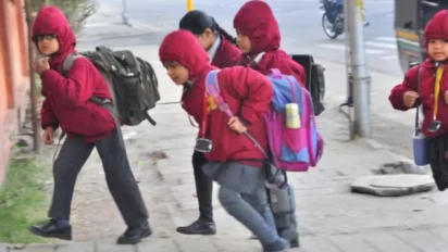 खराब हवा का असर: दिल्ली में कक्षा 5 तक के छात्रों की स्कूल छुट्टी, पढ़ाई होगी ऑनलाइन