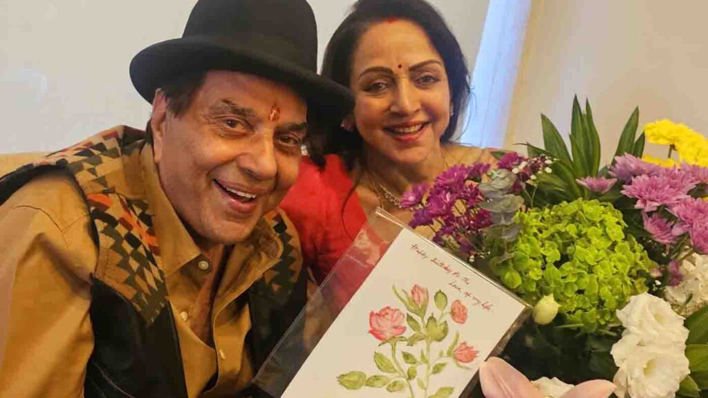 Dharmendra's Memories Revived : Hema Malini became emotional while remembering Dharmendra at a prayer meeting held in Delhi