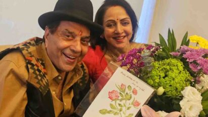 Dharmendra’s Memories Revived : दिल्ली में हुयी प्रार्थना सभा में धर्मेंद्र को याद कर भावुक हुईं हेमा मालिनी