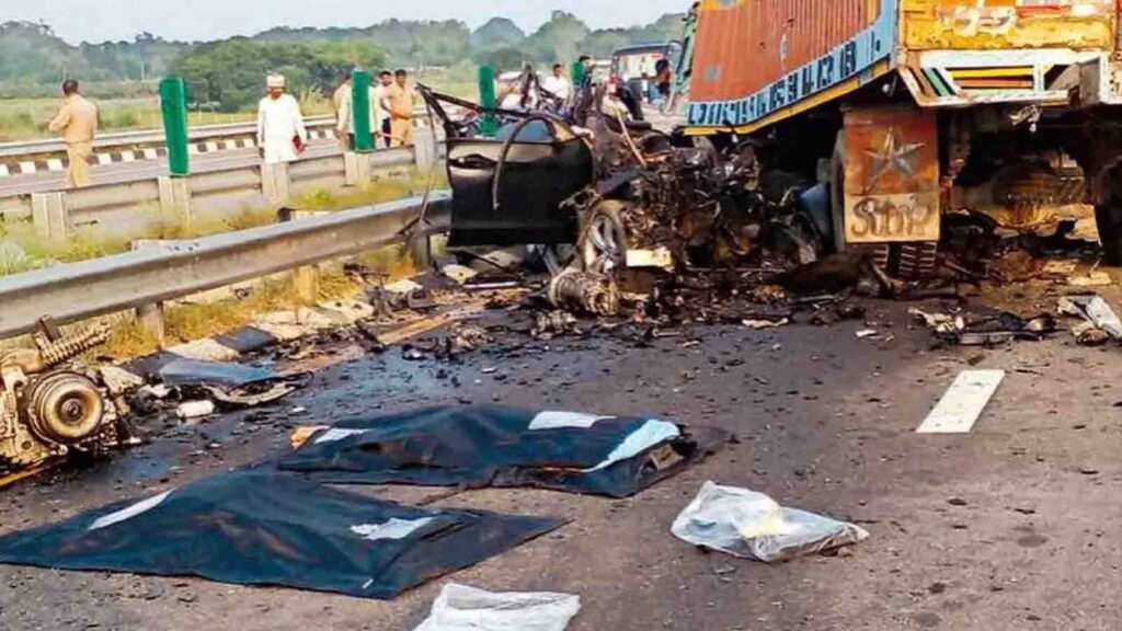 Purvanchal Expressway Accident : Five people killed in a collision between a Brezza and a Wagon R; the deceased have not yet been identified