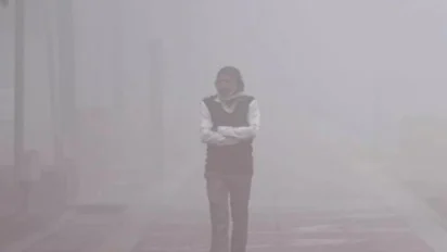 Weather Alert: कई राज्यों में घना कोहरा, शीत लहर और पहाड़ों पर भारी बर्फबारी का अलर्ट