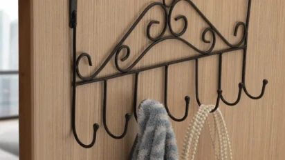 Door Vastu Tips: दरवाजे के पीछे कपड़े टांगना शुभ है या अशुभ? जानिए वास्तु नियम
