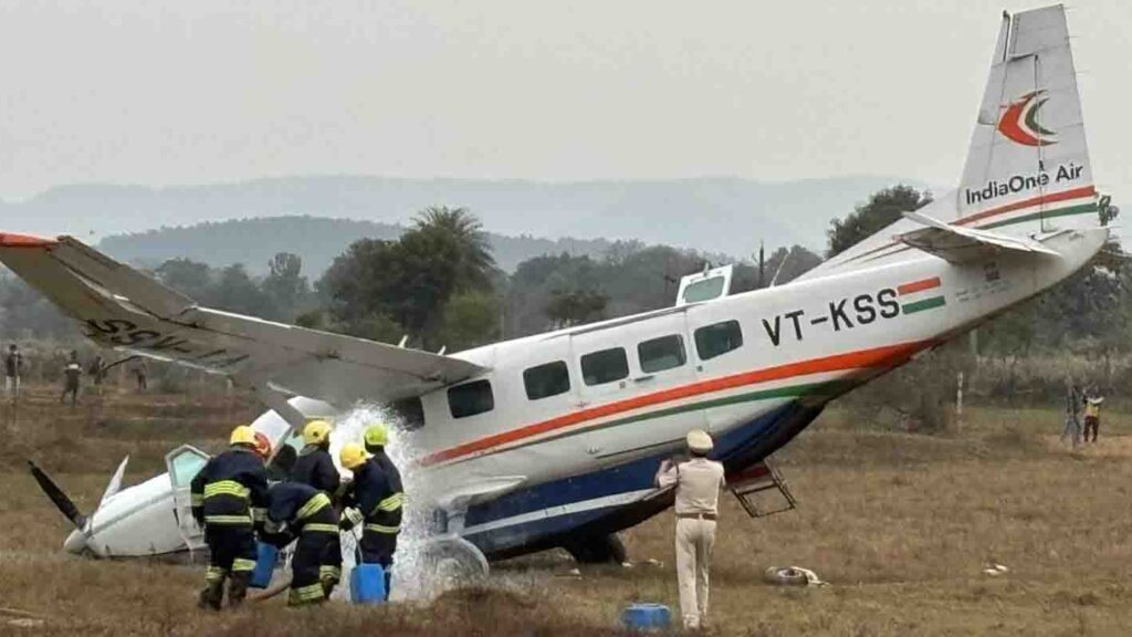 Emergency landing of an aircraft: A passenger plane landed in a field near Rourkela; lives were saved due to the pilot's quick thinking