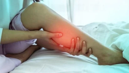 रात में पैरों में दर्द (Leg Pain) के 2 बड़े कारण: सर्जन की जरूरी सलाह