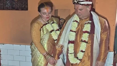गंगा तट पर वैदिक विवाह: रूसी दंपत्ति ने अपनाई सनातन परंपरा, भावुक हुआ सिंदूर दान
