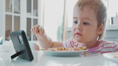Screen Bribe Trap: बच्चों को फोन देना क्यों है खतरनाक?