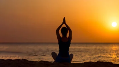 Brahma Muhurta Sign: सुबह 3–4 बजे अचानक नींद खुलना क्या आध्यात्मिक संकेत है?