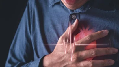 Chest pain: रात में सीने में दर्द क्यों होता है? जानें कारण और उपाय