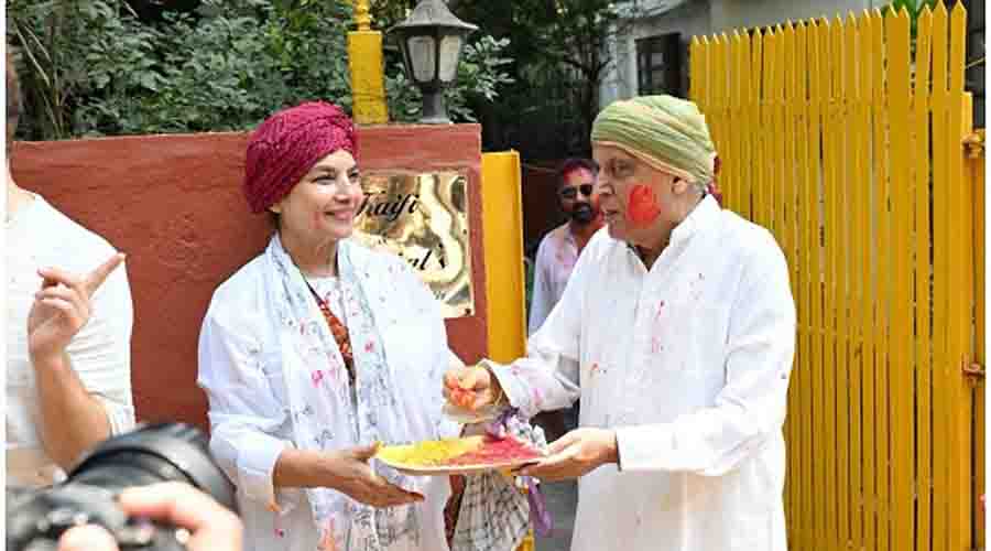 Bollywood Holi Celebration: Shabana Azmi and Urmila's Holi celebration video goes viral
