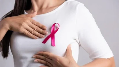 कम उम्र में बढ़ रहा Breast Cancer: लक्षण, कारण और बचाव के उपाय